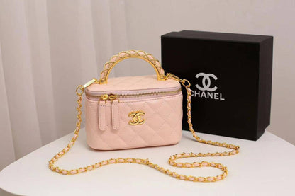 💗 Chanel hot design
1⃣️  First quality +🎁
Size : 17.5  * 11.5 cm
95 dhs✅
with box🎁

Zain115
♥️♥️♥️