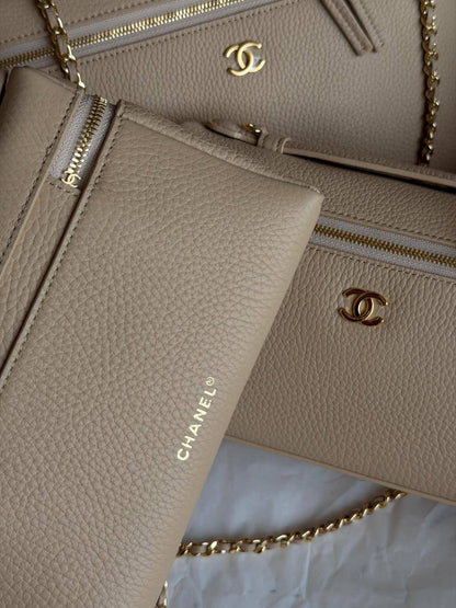 Chanel
 𝐕𝐀𝐍𝐈𝐓𝐘 𝐂𝐀𝐒𝐄 𝐖𝐈𝐓𝐇 𝐂𝐇𝐀𝐈𝐍 𝐒𝐔𝐏𝐄𝐑 𝐌𝐀𝐒𝐓𝐄𝐑 𝐐𝐔𝐀𝐋𝐈𝐓𝐘 
𝐋𝐀𝐑𝐆𝐄 -1300 dhs✅
𝐌𝐞𝐝𝐢𝐮𝐦 - 1250 dhs✅
𝐒𝐦𝐚𝐥𝐥 - 1200 dhs✅

ETAG4
♥️♥️♥️