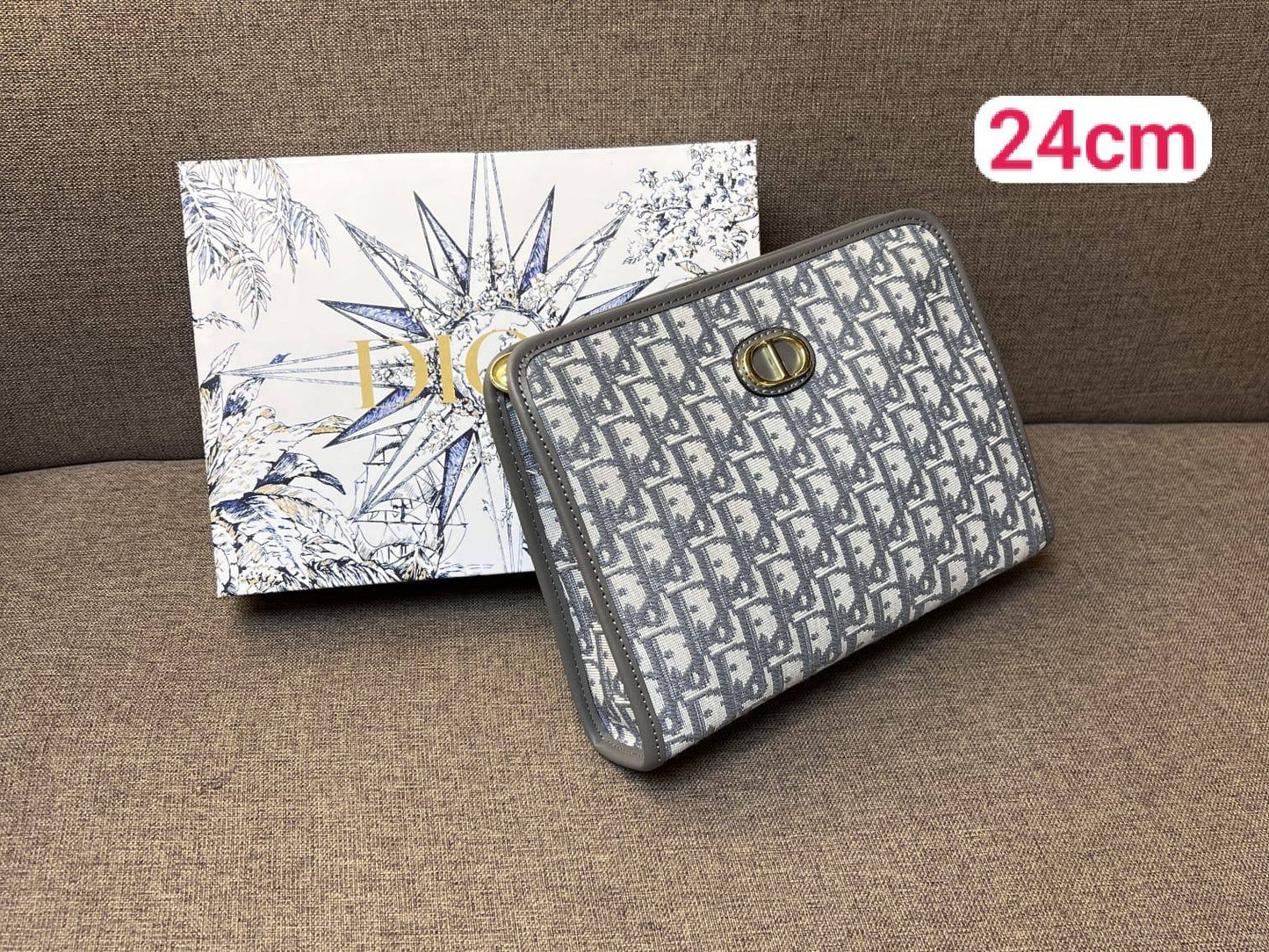 Clutch Bags
70 dhs✅
with box

Zain26
♥️♥️♥️