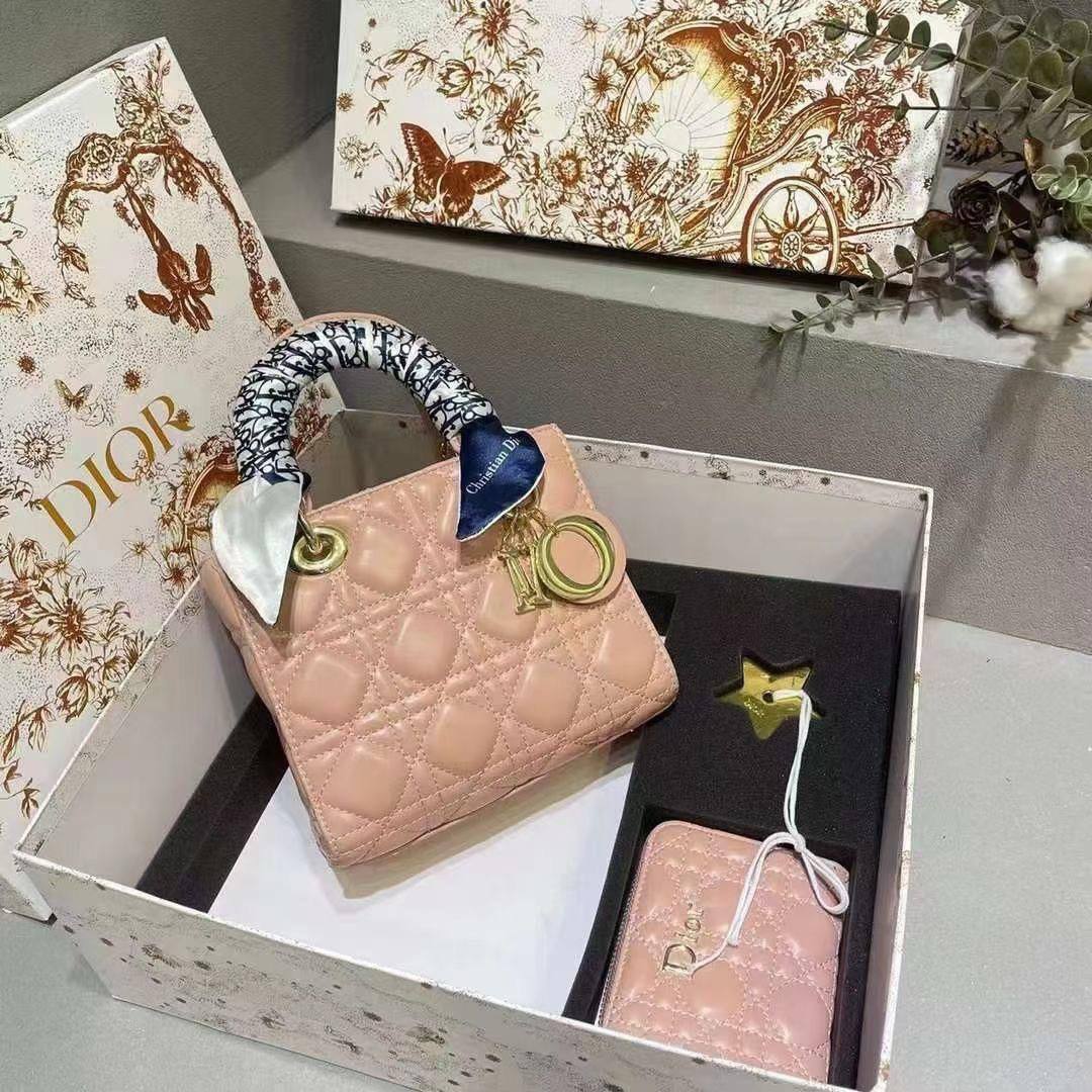 Dior
20*17*8 cm
With box
🎁🎁🎁

🌹Set 130 dhs✅

Zain17
♥️♥️♥️