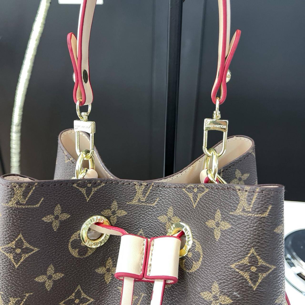 LV
22*22*14cm
75 dhs🇦🇪🇦🇪

Zain17
♥️♥️♥️