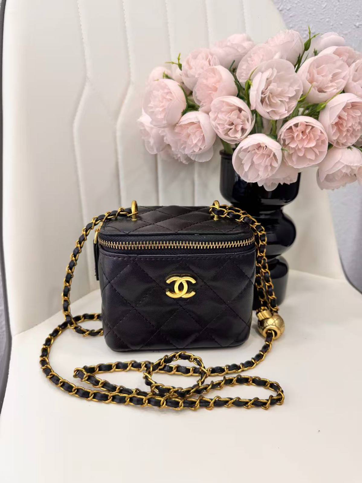 CHANEL

best quality 
with box

95 dhs🇦🇪🇦🇪🇦🇪
size12CM

Zain290
♥️♥️♥️