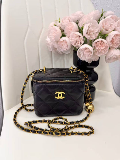 CHANEL

best quality 
with box

95 dhs🇦🇪🇦🇪🇦🇪
size12CM

Zain290
♥️♥️♥️
