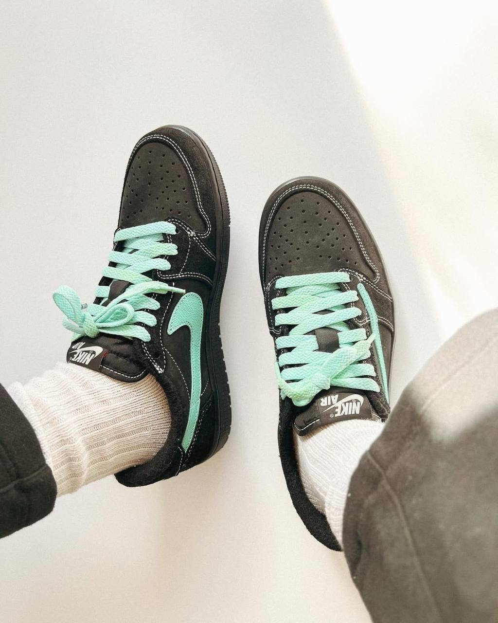 Travis Scott x Air Jordan 1 Low Tiffany ，
Size 36-45 ，
240 dhs💛

Zain18
♥️♥️♥️