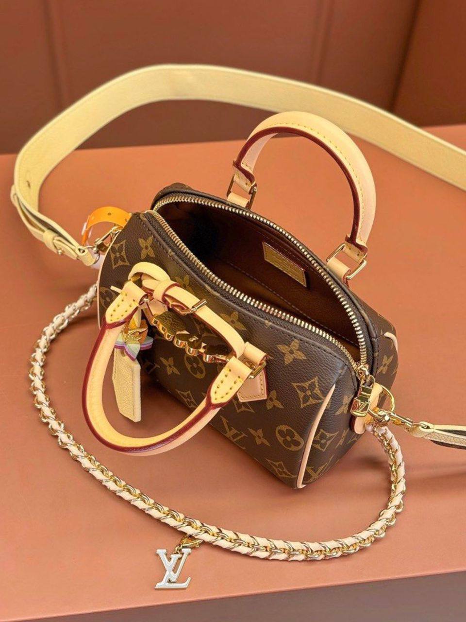 LV
115 dhs🇦🇪
Good-quality 

with box
🎁🎁🎁

Zain35
♥️♥️♥️