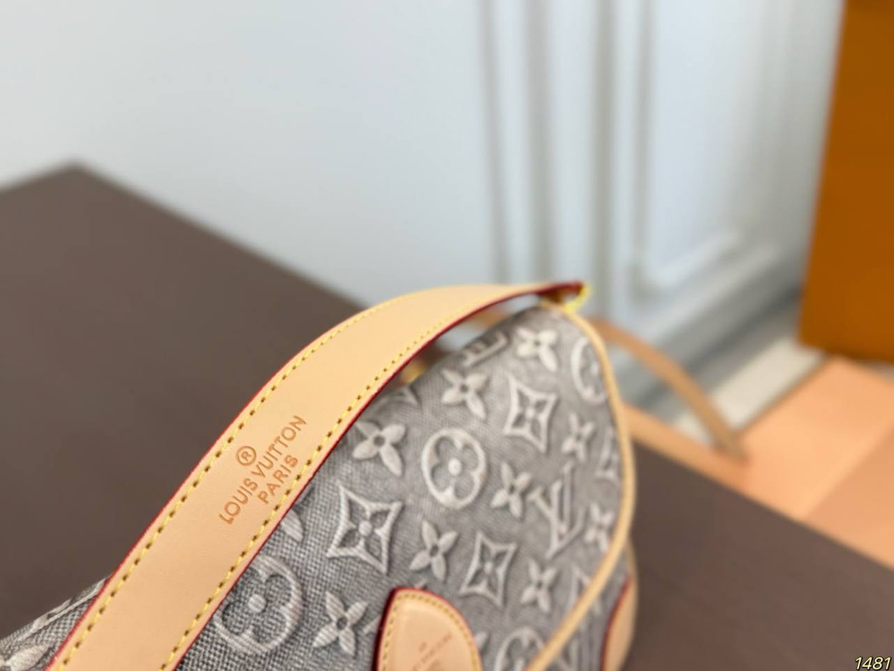 LV
NEW DESIGN MASTER QUALITY WITH BOX 
240 dhs💓
SIZE: 25cm

Zain39
♥️♥️♥️