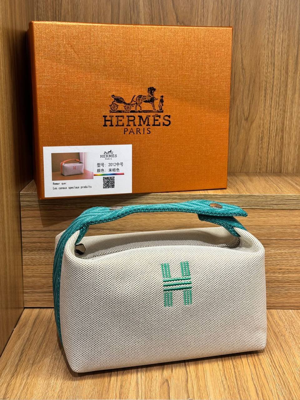 Hermes
Best quality with box’s 
100 dhs🇦🇪🇦🇪
size. 22 Cm

Zain290
♥️♥️♥️