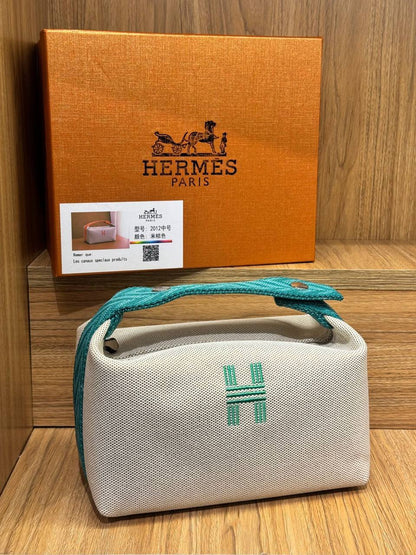 Hermes
Best quality with box’s 
100 dhs🇦🇪🇦🇪
size. 22 Cm

Zain290
♥️♥️♥️