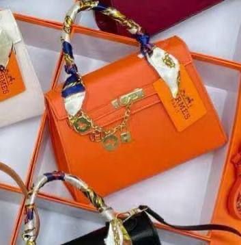 Hermes
25*18*10 cm

With box 
🎁🎁🎁

80 dhs❣️

Zain17
♥️♥️♥️