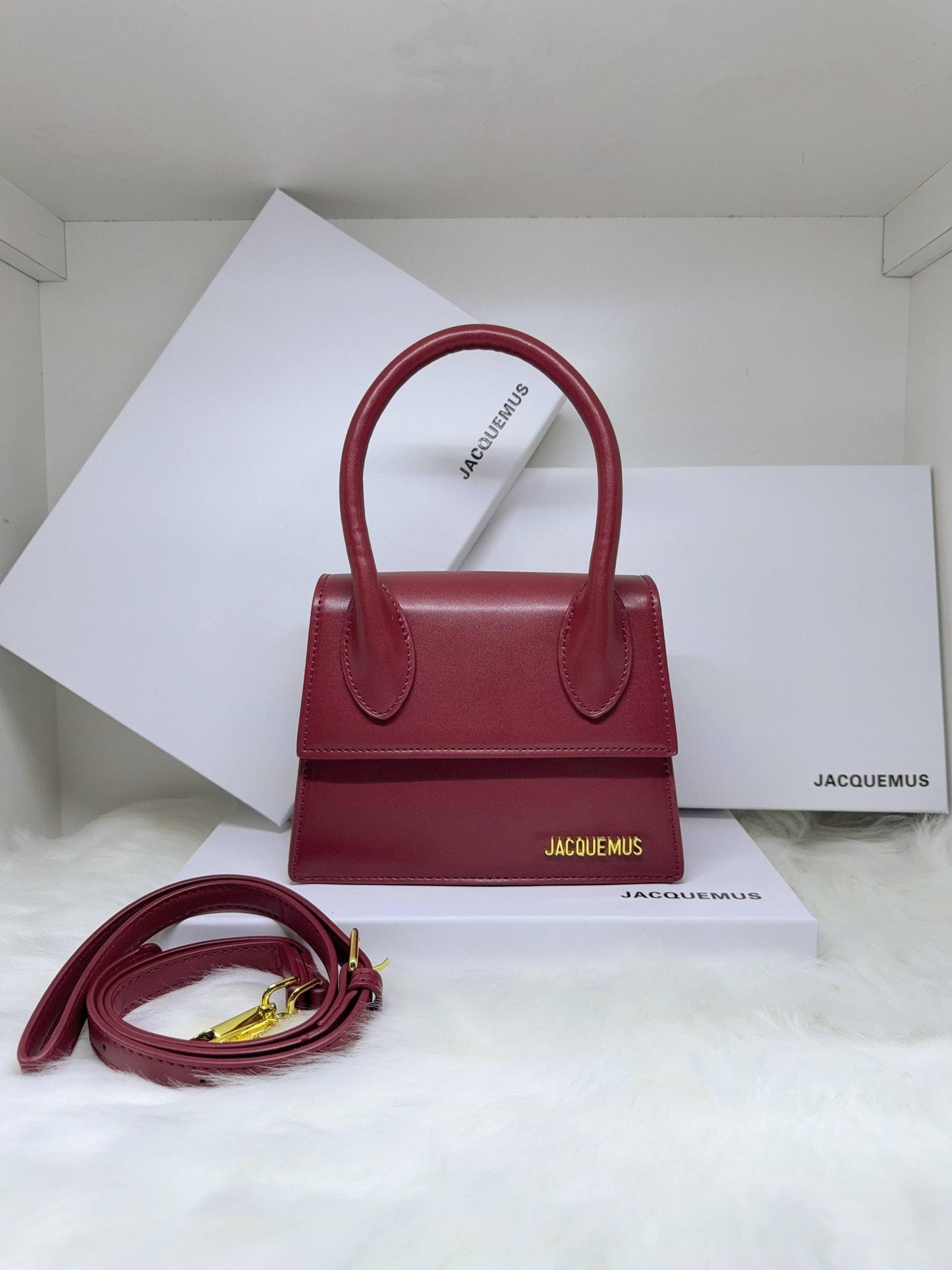 Jacquemus
✨✨NEW ✨✨
95 dhs💓

with box
🎁🎁🎁

Zain38
♥️♥️♥️