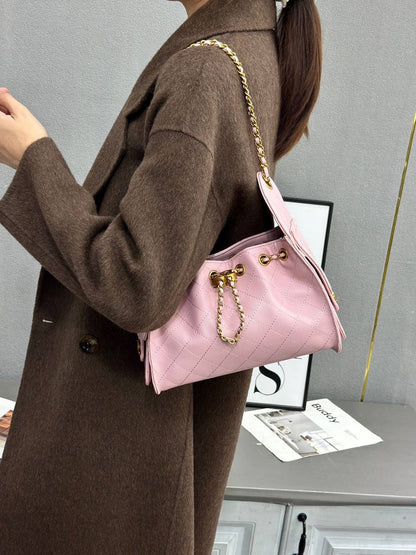 Chanel
110 dhs✅
26 cm 

Zain253
♥️♥️♥️