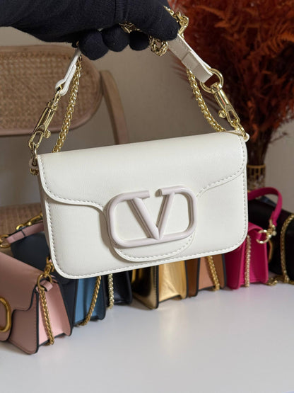 VALENTINO

20cm
350 dhs🗽

Top quality 
With box🎁

Zain167