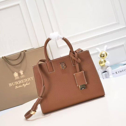 Burberry Master
350 dhs🪙🌨️
#27.5cm❤️😍(lather)

Zain228
♥️♥️♥️