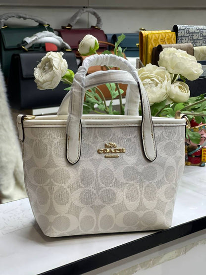 Coach
90 dhs🇦🇪🇦🇪
with box 🎁

Zain169
♥️♥️♥️