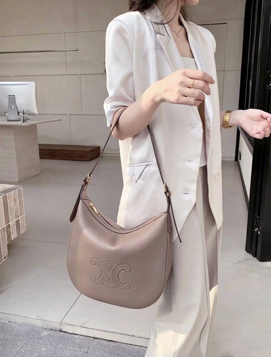 CELINE 
NEW CAME 
GOOD QUALITY 
105 dhs👑

Zain39
♥️♥️♥️