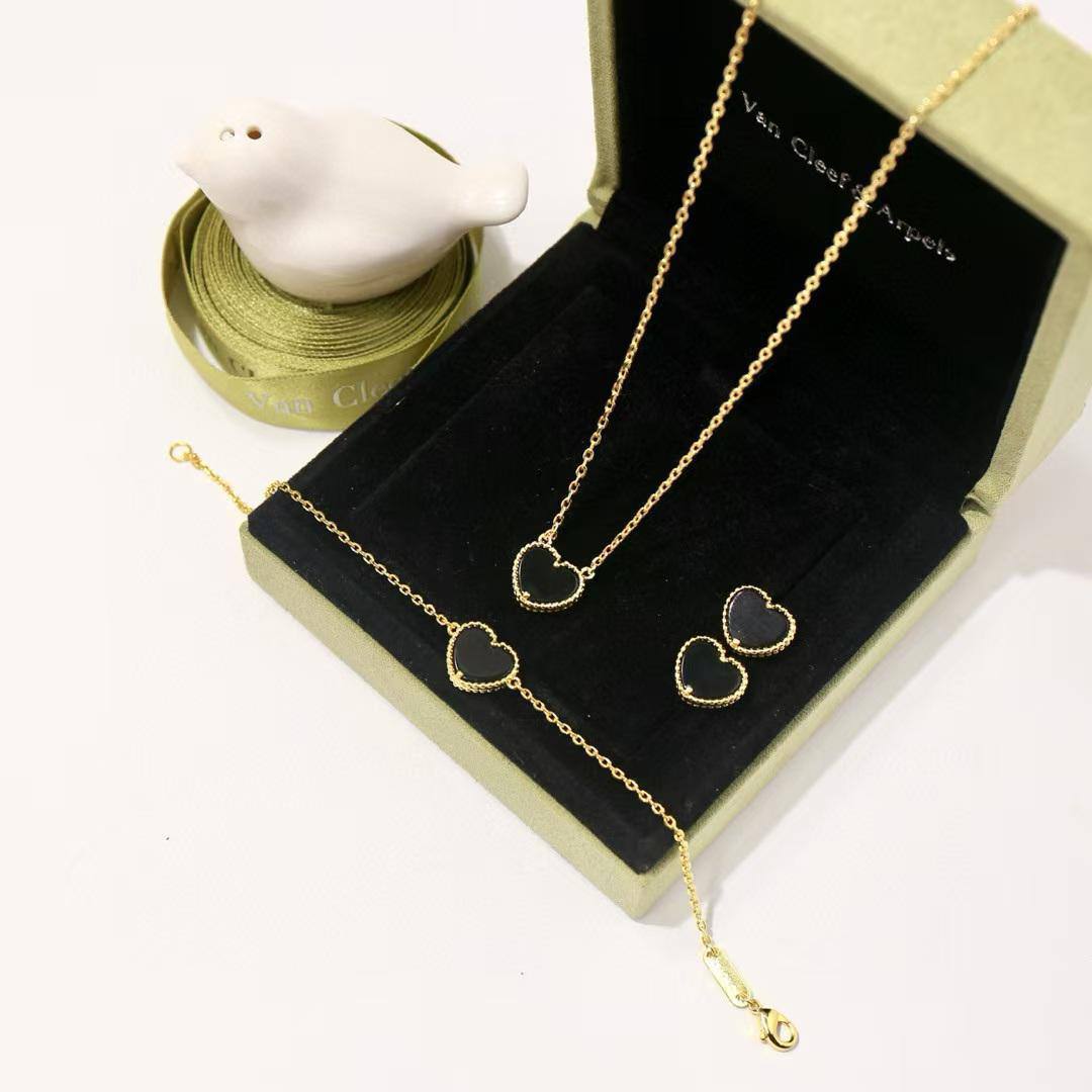 VCA set* 🍁
Necklace 
Earrings 
Bracelet 
*Master quality* 🌿

105 dhs🪙🌨️
normal box
🎁🎁🎁

Zain48
♥️♥️♥️