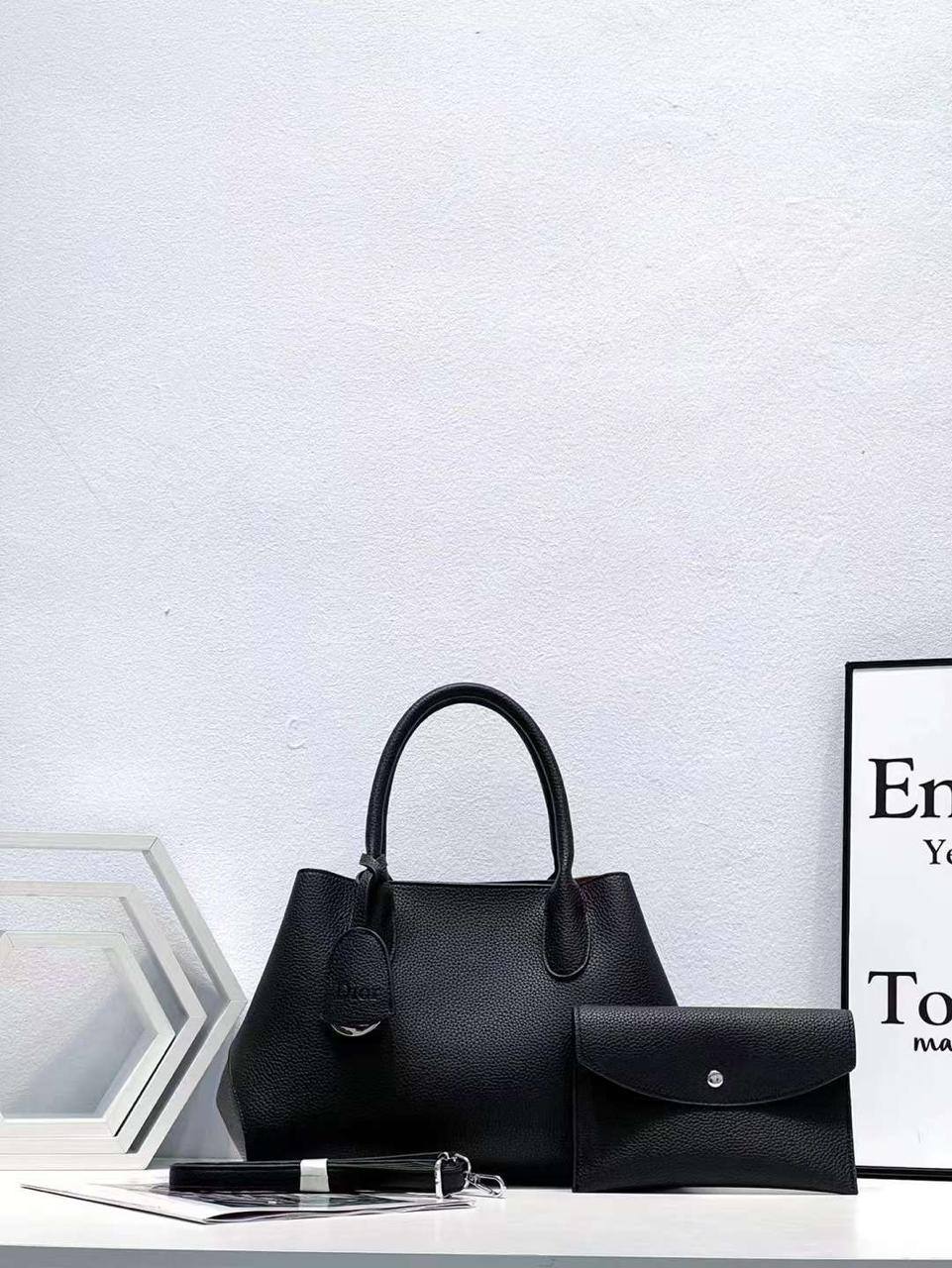 Christian Dior 
115 dhs✅
size 32×22×19cm

Zain161
♥️♥️♥️