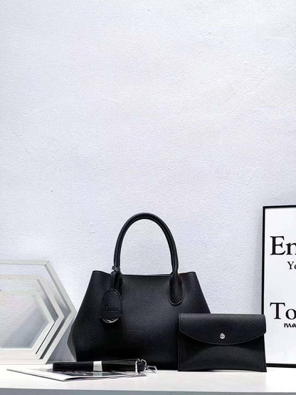 Christian Dior 
115 dhs✅
size 32×22×19cm

Zain161
♥️♥️♥️