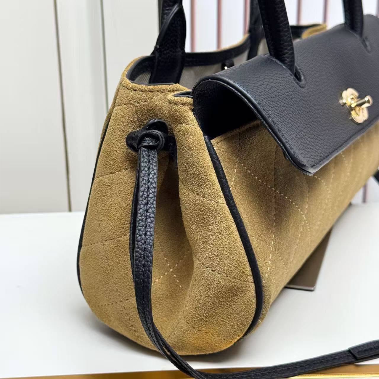CHANEL 
MASTER QUALITY
325 dhs🇦🇪🇦🇪

Zain39
♥️♥️♥️