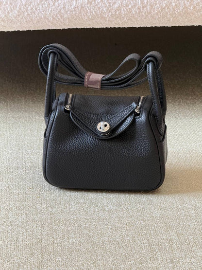Hermes 

mini lindy 18cm💕

master quality😍

with box❤️
340 dhs✅

Zain52
♥️♥️♥️