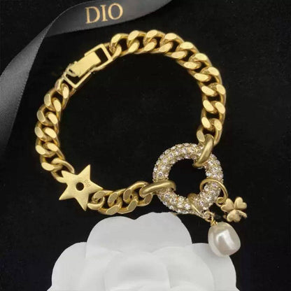 Dior ❤️‍🔥*
Necklace 🍁
Bracelet 🦋
Master quality 💯
With normal boxes 📦 
115 dhs✅
With master box 🗃️ 
130 dhs✅

Zain216
♥️♥️♥️
