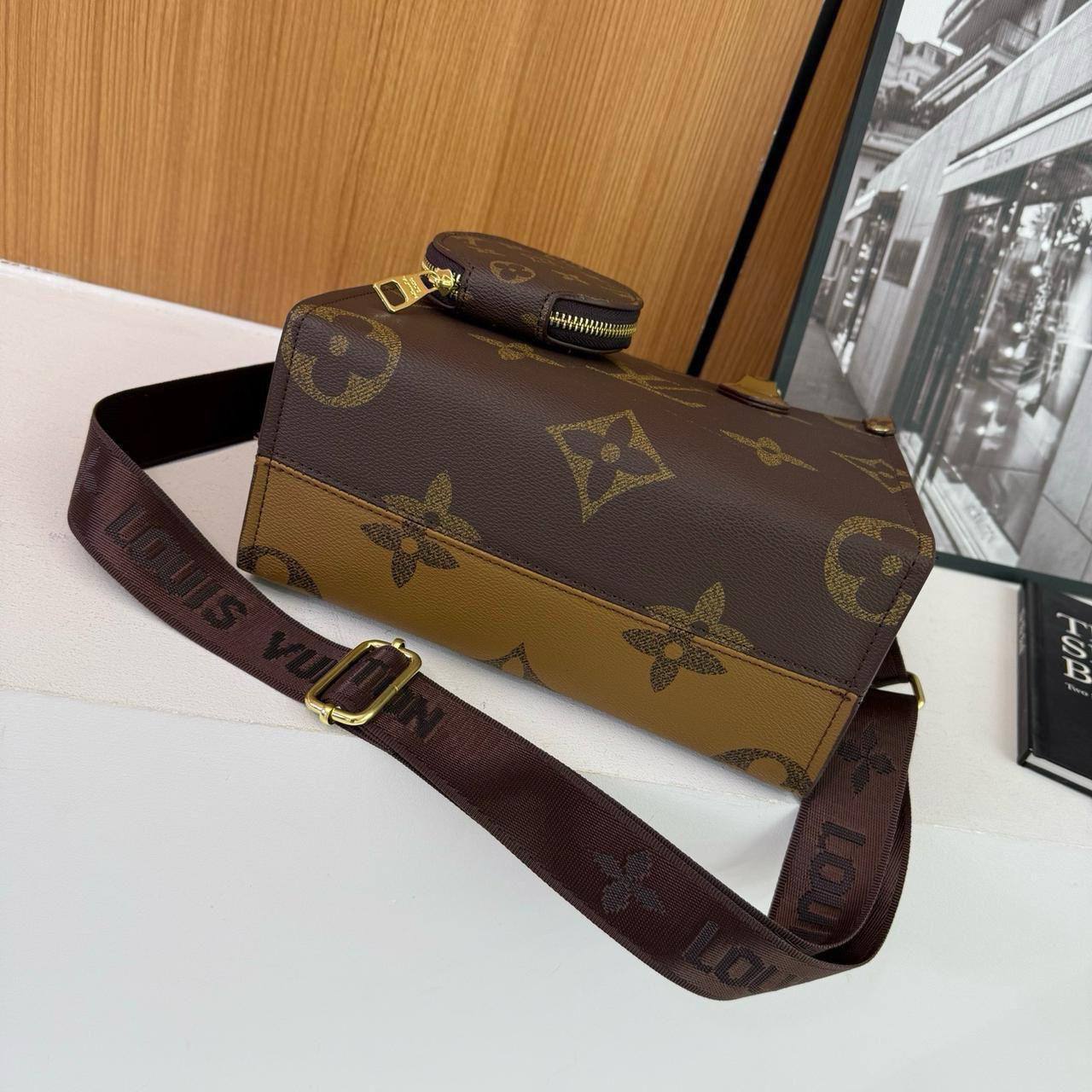 LV
25*20*11cm

80 dhs🪙🖤

Zain17
♥️♥️♥️