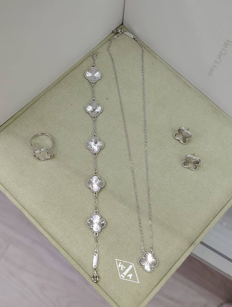 VCA SET ❤️‍🔥*
Necklace 🌸
Earring ✨
Bracelet 🍁
Ring 💍 free size ❣️
Stainless Steel 💯
Non tarnish 💯
With normal boxes 📦 
45 dhs✅
With master box 🗃️ 
75 dhs✅

Zain216
♥️♥️♥️