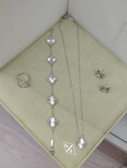 VCA SET ❤️‍🔥*
Necklace 🌸
Earring ✨
Bracelet 🍁
Ring 💍 free size ❣️
Stainless Steel 💯
Non tarnish 💯
With normal boxes 📦 
45 dhs✅
With master box 🗃️ 
75 dhs✅

Zain216
♥️♥️♥️