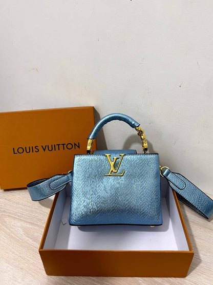 LV
100 dhs✅
with box
🎁🎁🎁

size 21cm

Zain26
♥️♥️♥️