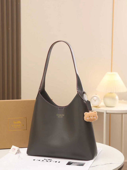 Coach 

good quality, size 34*27 cm 
95 dhs❣️

Zain12
♥️♥️♥️