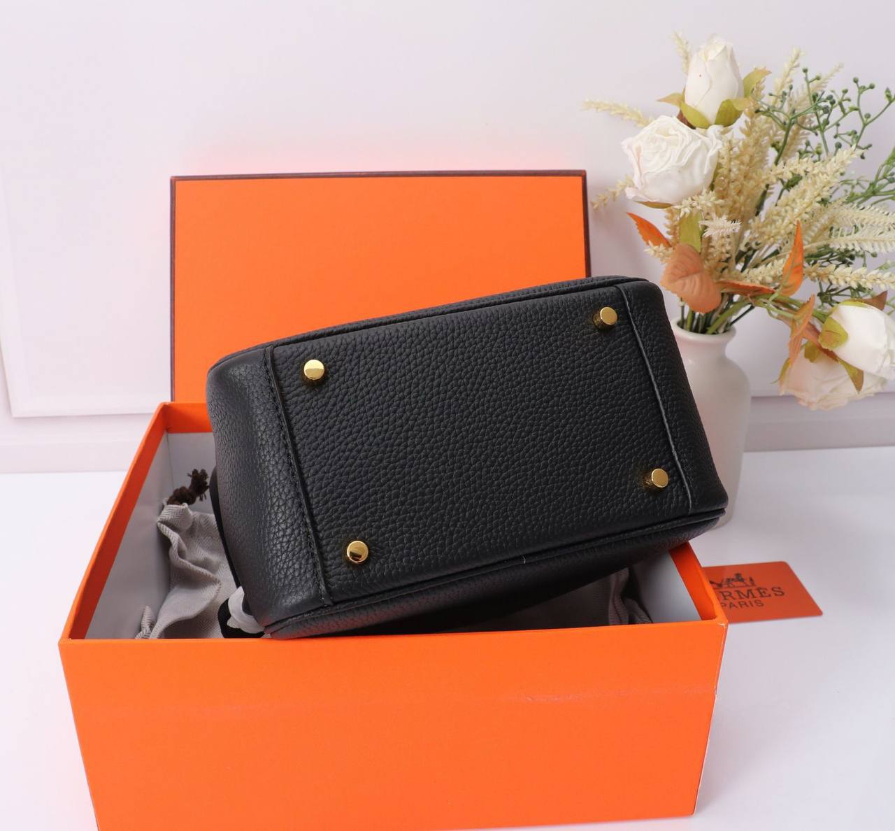 HERMES LINDY 
COPY ONE  
NEW CAME 
WITH BOX 
🎁🎁🎁

220 dhs🪙
 (leather)……
SIZE: MINI 18 cm

Zain39
♥️♥️♥️