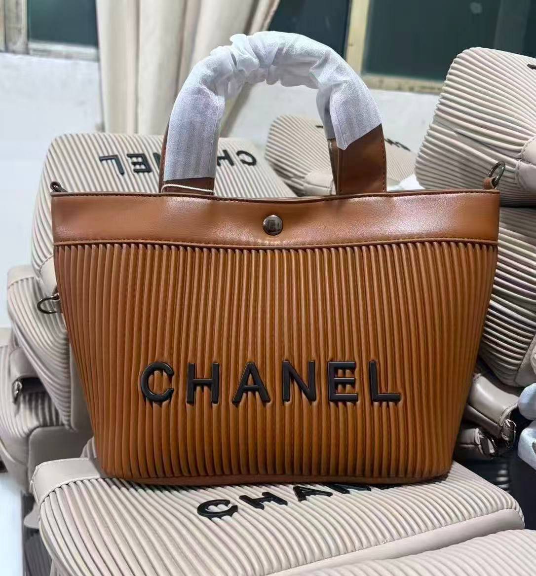 Chanel  

100 dhs🌺

Good quality 

Zain253
♥️♥️♥️