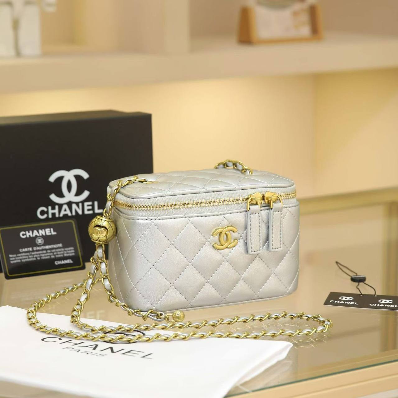 CHANEL 
16cm mirror 
100 dhs✅

with Box
🎁🎁🎁

Zain44
♥️♥️♥️