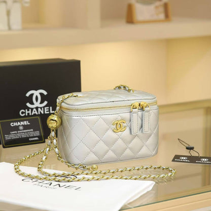 CHANEL 
16cm mirror 
100 dhs✅

with Box
🎁🎁🎁

Zain44
♥️♥️♥️