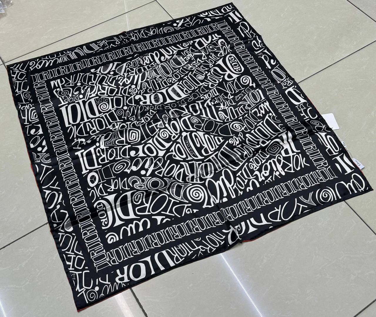 Silk square scarf 
40 dhs🪙💚

Zain93
♥️♥️♥️