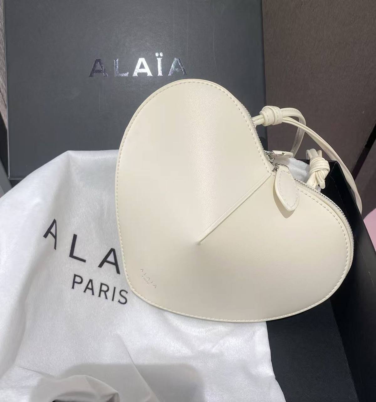 Alaia
110 dhs✅
Best  quality

with box
🎁🎁🎁

Zain74
♥️♥️♥️