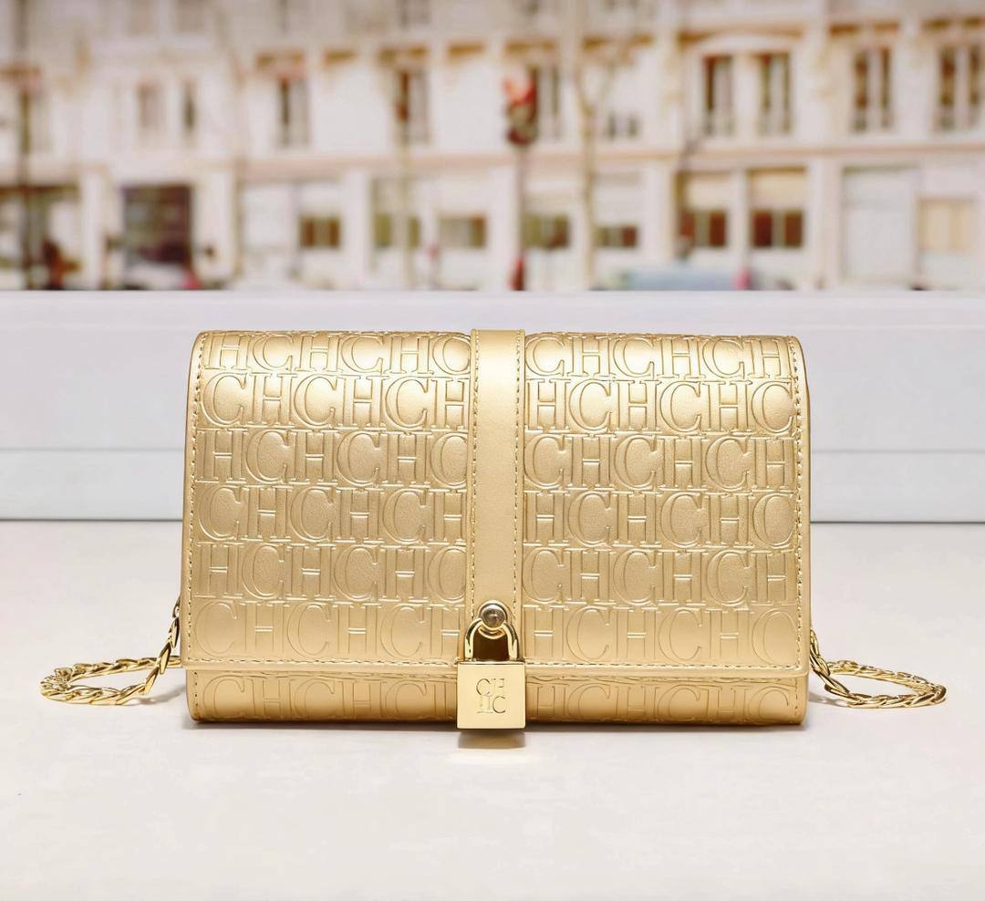 CH
95 dhs🪙
size：19.5×12.5×5cm

Good quality 

with box
🎁🎁🎁

Zain39
♥️♥️♥️