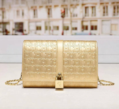 CH
95 dhs🪙
size：19.5×12.5×5cm

Good quality 

with box
🎁🎁🎁

Zain39
♥️♥️♥️