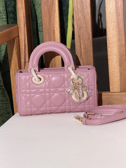 Dior
Super Master Quality ⚡️
‏Original Packing 🎁
For Price 👇 WhatsApp✅
0568585901 
0507557372
0552275751 Owner Zain 👌

‏📏Size 16CM
Zain321
♥️♥️♥️