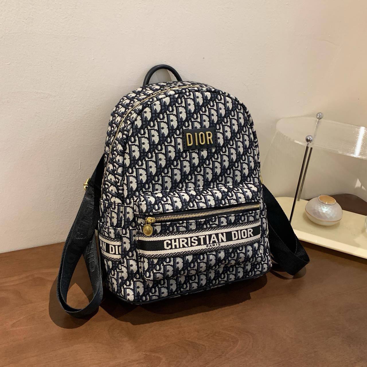 Dior
32*30*13cm
80 dhs❣️

Zain17
♥️♥️♥️