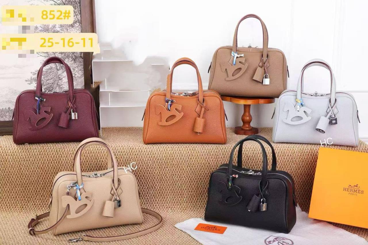 🌹 Hermes Boston 
1️⃣ First  quality ＋🎁
Size : 25 * 16 cm
95 dhs✅
with box 🎁

Zain115
♥️♥️♥️