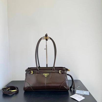 Prada 
          32Cm
260 dhs🪙🌨️

Zain131
♥️♥️♥️