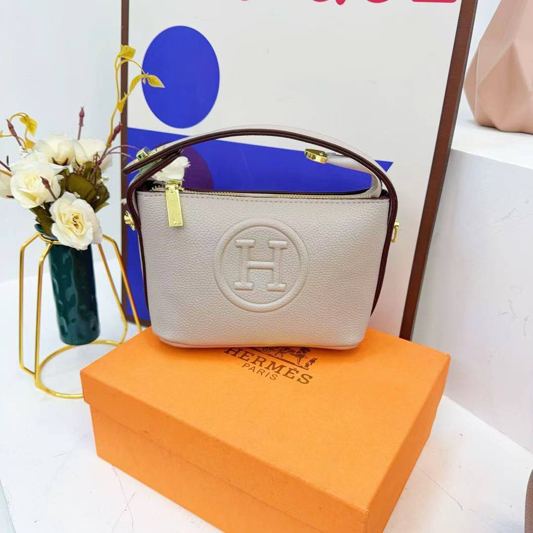 HERMES
 ʟᴜɴᴄʜ ʙᴏx ʙᴀɢ
ᴡɪᴛʜ ʙᴏx
ᴡɪᴛʜ ᴀᴅᴊᴜsᴛᴀʙʟᴇ sᴛʀᴀᴘ
sɪᴢᴇ : 17.5 cm

70 dhs✅

Zain31
♥️♥️♥️