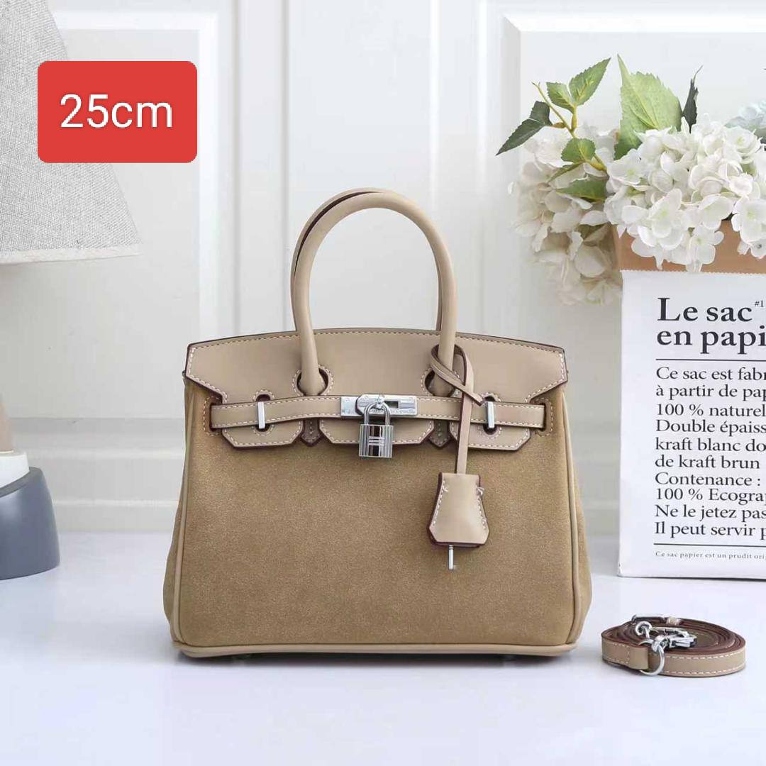 Loewe - Hermes
110 dhs✅
25cm hermes
32cm Armani

Zain26
♥️♥️♥️