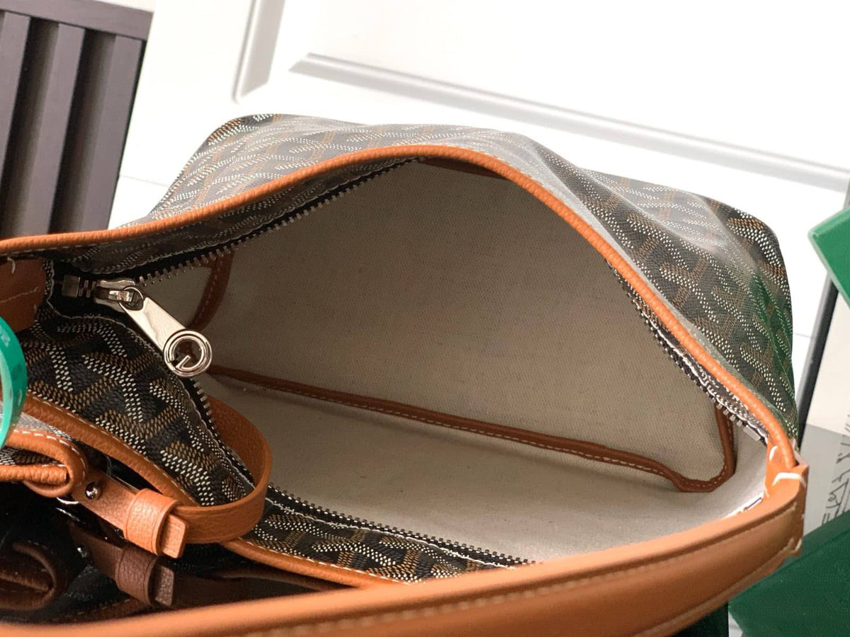 Goyard Boheme 
Hobo

 Goyardine✅ 
Size 20 cm

For Price 👇 WhatsApp✅
0568585901 
0507557372
0552275751 Owner Zain 👌

Zain274
♥️♥️♥️