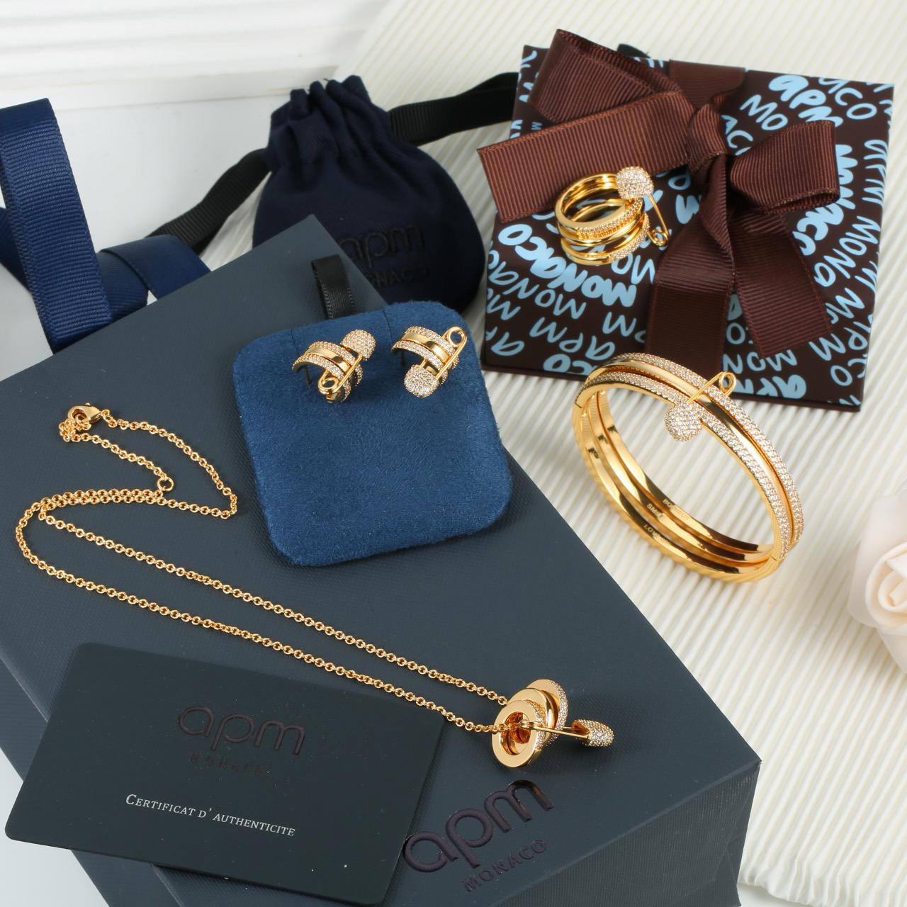 Apm SET ❤️‍🔥*
Necklace 🍁
Earring🔥
Bangle 🌸
Ring 💍 size available 👇
6,7,8,9
With normal boxes 📦 
230 dhs🪙🌨️
With master box 🗃️ 
260 dhs🪙🌨️

Zain216
♥️♥️♥️