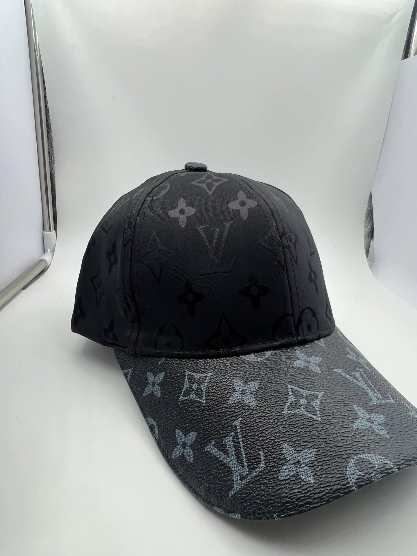 LV
Caps 🧢  
Master quality 💯
50 dhs💓

Zain273
♥️♥️♥️