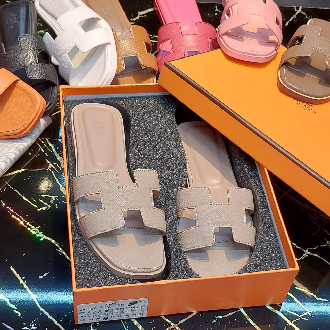 Hermes
Size 36-42 
100 dhs🇦🇪🇦🇪

Zain132
♥️♥️♥️