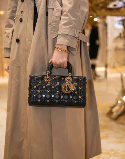Dior
130 dhs✅
High quality 

with box
🎁🎁🎁

Zain35
♥️♥️♥️