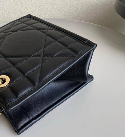 DIOR 
GOOD QUALITY 
110 dhs🇦🇪🇦🇪

Zain295
♥️♥️♥️